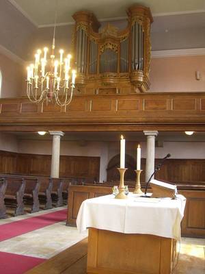 Altar in der Haardter Kirche mit Blick zur Orgelempore